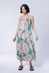 Vestido largo de algodón con estampado de hojas en tonos verde y rosa. Tiene tirantes finos y escote recto con fruncido.