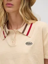Chomba corta roja de algodón con cuello camisero con rayas celeste y negra. Logo bordado en el frente.