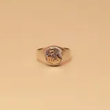 Anillo tipo sello en plata 925 con aplique ovalado en oro 9k con la figura de la partera. Diseño clásico. Se realiza a medida por encargo.
