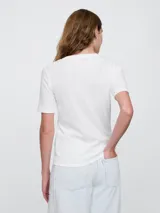 Remera blanca de algodón con cuello redondo y mangas cortas.
