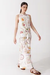 Vestido largo de popelina con estampado floral, cuello redondo, corte semi halter y lazos frontales para atar.