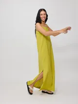 Vestido largo color verde lima, de corte recto y breteles finos. Presenta aberturas laterales en el ruedo.