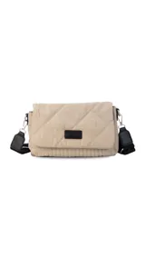 Bandolera color beige con diseño capitoneado, correa de galón ajustable en color negro y tapa con broche.