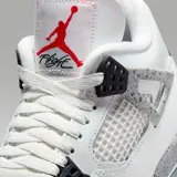 Zapatillas Air Jordan 4 Retro, color blanco con detalles en gris y negro. Presentan el logo Jumpman en rojo en la lengüeta y el talón.