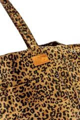 Bolso tipo tote bag con estampado animal print de leopardo en tonos marrones y negros.