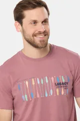 Remera de manga corta color ladrillo con cuello redondo y estampado frontal con diseño de remos y texto "Legacy Established 1972".