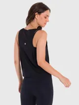 Musculosa deportiva negra de tela suave y fresca, con espalda de malla para mayor ventilación.
