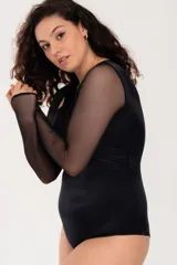 Body negro de lycra con escote cruzado y mangas largas de microtul.