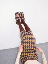 Zapatos guillermina con punta cuadrada, confeccionados en lona estampada con diseño a cuadros en tonos beige y azul. Tienen correa fina de cuero regulable con hebilla color bronce y taco de 4cm de altura.