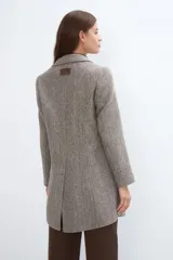 Tapado corto entallado color marrón claro con textura de espiga, cuello solapa y manga larga. Cierre frontal con botones.