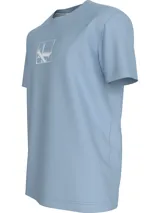 Remera celeste de algodón con cuello redondo y manga corta. Estampado frontal con el logo de Calvin Klein Jeans dentro de un cuadrado blanco.