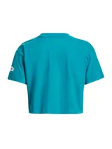 Remera corta Under Armour color gris oscuro con estampado frontal de la frase "REST DAY" en letras blancas con borde difuminado.