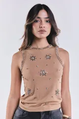Musculosa color camel de tejido acanalado, con cuello redondo y diseño sin mangas. Decorada con tachas plateadas y strass en forma de flores.