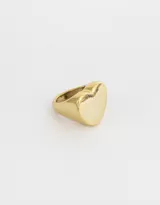 Anillo dorado con forma de corazón.