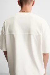 Camiseta negra de corte cuadrado, con cuello redondo, mangas cortas y efecto lavado.