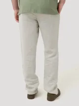 Pantalón capri de lino color beige con efecto melange, pretina elástica con cordón ajustable, bolsillos delanteros y traseros.
