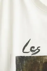 Remera color crudo de corte recto y mangas cortas, con estampado de una pintura de una mujer y texto en francés.