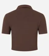 Blusa de punto acanalado (rib) color marrón oscuro, con cuello polo, escote en V y manga corta.