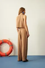 Pantalón negro de algodón y lino, corte recto, con cintura elástica y mostacillas en los laterales.