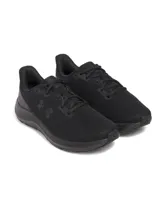 Championes de running Under Armour Charged Pursuit 4, color negro con detalles en celeste y logo blanco. Capellada de malla transpirable y entresuela Charged Cushioning® para amortiguación y protección contra impactos.