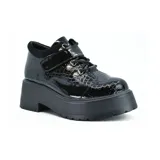Bota casual negra de cuero sintético con textura tipo piel de cocodrilo, plataforma y ajuste con cordones y hebilla.