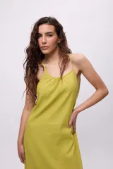 Vestido amarillo de lino y algodón, con breteles finos y espalda descubierta.