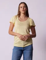 Remera tejida color amarillo, marca French Loundry. Manga corta con detalle de puntilla.