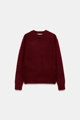Sweater color borgoña de tejido de punto con lana y alpaca, cuello redondo y manga larga.