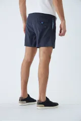 Short de baño celeste con cintura elástica, cordón ajustable, dos bolsillos laterales, un bolsillo trasero, suspensor interno y logo bordado.