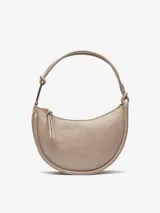 Bolso de hombro tipo media luna color beige, con textura craquelada, cierre de cremallera y asa tubular con pieza metálica.