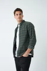 Camisa de pana a cuadros azul marino y rojo, de manga larga, con fit regular, cartera con botones y bolsillos con botones.