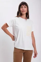 Remera blanca de algodón con bolsillo de crochet en el pecho.