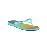 Ojotas de goma con base a rayas horizontales en naranja, amarillo, turquesa y azul marino. Tiras finas color celeste con logo de la marca.