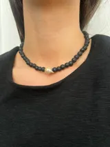 Collar corto de cuentas de piedra volcánica negra de 8mm con una perla de río irregular color crema.