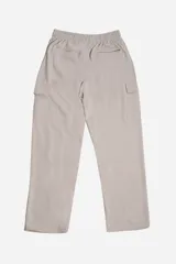 Pantalón cargo color gris claro, de felpa sin frisa, con cintura elastizada y cordones ajustables. Cuenta con bolsillos cargo laterales y dos bolsillos traseros.