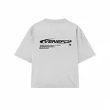 Remera blanca de algodón con estampado en la espalda que incluye el logo de la marca VENEFO, texto descriptivo y un dibujo del planeta tierra.