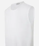 Musculosa blanca de poliéster con elastano, corte regular y textura diagonal.