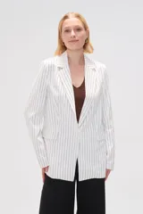 Blazer de viscosa a rayas verticales blancas y negras, con cuello solapa, cierre con botón y bolsillos delanteros.