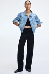 Pantalón negro de punto suave con piernas amplias y cintura plegable con laterales fruncidos para un efecto drapeado suave.