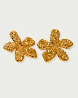 Par de caravanas doradas con forma de flor texturizada, de acero quirúrgico hipoalergénico con baño en oro de 18k.