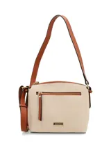 Bandolera pequeña color beige con detalles en marrón. Tiene correa larga regulable, cierre superior y logo de la marca en el frente.