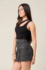 Minifalda negra de corte ajustado, con cierre metálico frontal y dos bolsillos con cierre en la parte delantera.