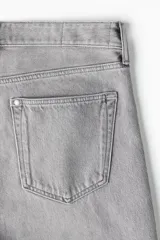 Pantalón de jean gris de corte holgado, con tiro bajo y cinco bolsillos.