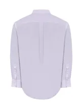 Camisa de hombre RKF de manga larga con rayas verticales color lavanda. Tiene cuello abotonado, bolsillo en el pecho con logo bordado y tecnología wrinkle-free.