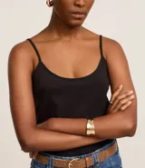 Blusa de bretel fino confeccionada en malla de algodón peruano, con escote redondo y sin estampa.