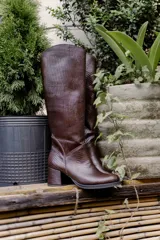 Botas de cuero negras con caña alta y taco cuadrado forrado en cuero.