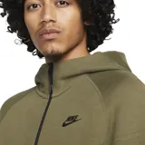 Campera con capucha Nike Tech Fleece Windrunner color verde oliva, con cierre frontal completo, bolsillos laterales con cierre y logo de Nike bordado en negro en el pecho.