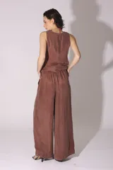 Pantalón palazzo color marrón de tiro alto y pierna ancha.