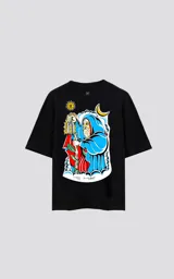 Remera negra de algodón con cuello redondo y corte oversize. Estampado en la espalda con la carta del tarot 'El Ermitaño'.