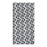 Toalla de playa rectangular con estampado geométrico en blanco y negro con el logo de Volcom repetido.